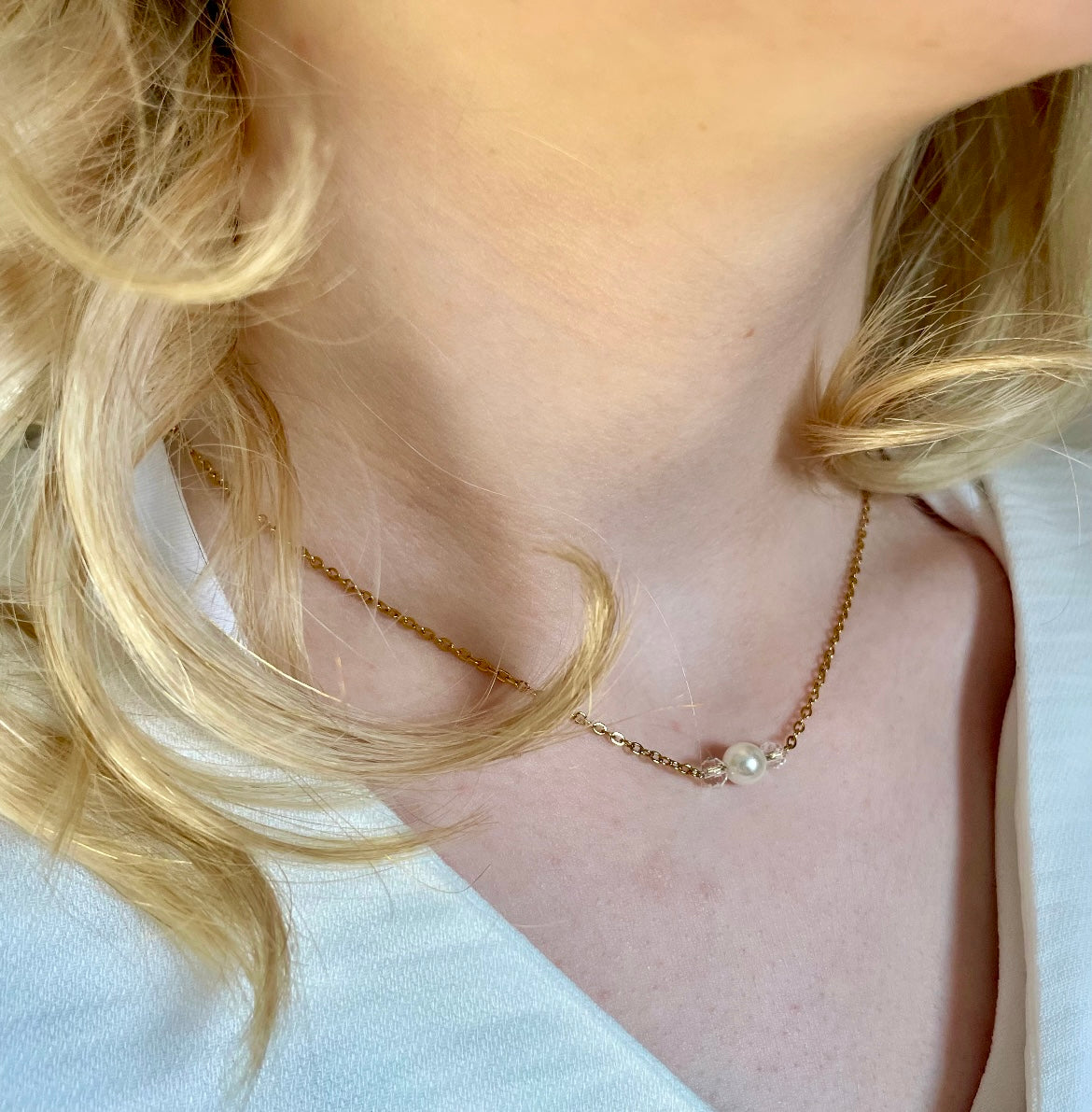 Rücken Halskette mit feiner Gliederkette mit einer Perle und zwei klaren Kristallperlen vorne. Im Rückenbereich mit drei unterschiedlich langen hängenden Gliederketten, am Ende mit je drei unterschiedlich großen Perlen! Rückenteil ist abnehmbar !