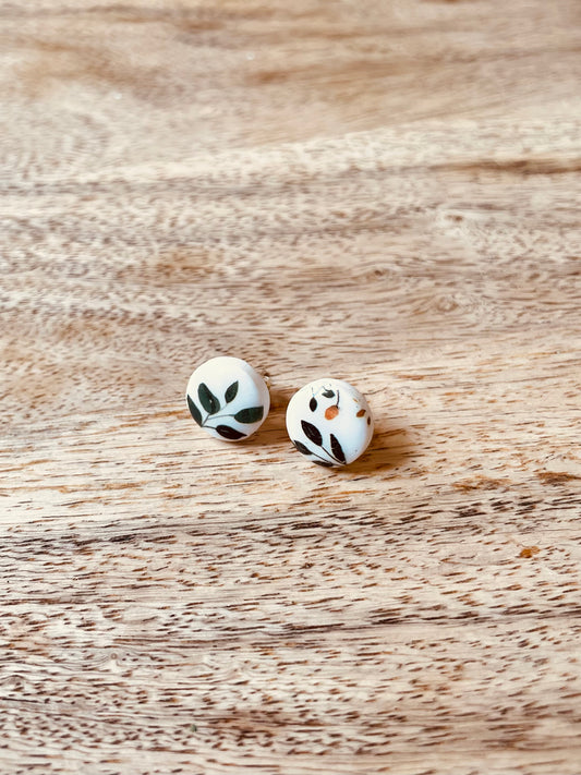 Edelstahl Ohrstecker mit grünem Rankenmuster.