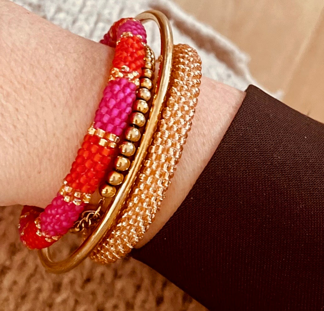 Handgefertigtes Gasperlen Armband aus Nepal mit Miyuki Perlen in rot, pink und Gold