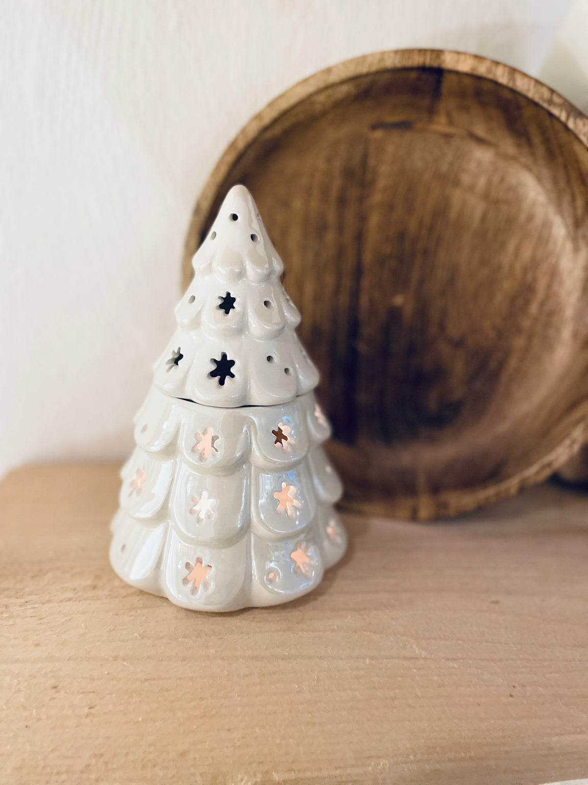 Duftlampe „Forest White” aus glasierter Keramik mit Duftwachs, Maße 12,5 x 12,5 x 18,5 cm
