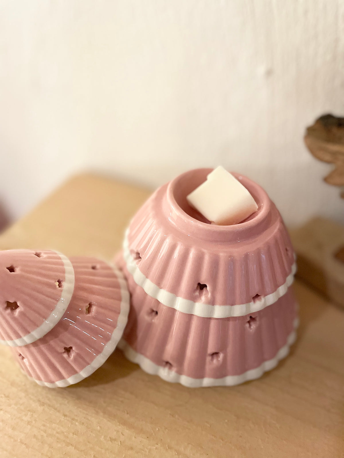 Duftlampe Weihnachtsbaum in Rosa mit weißem Duftwachs.