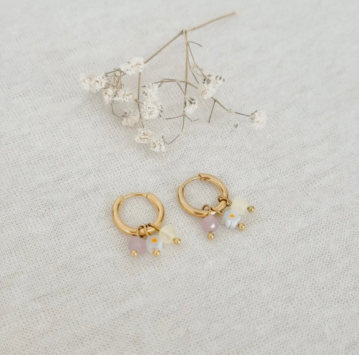 Blümchen Ohrringe, gefertigt aus Edelstahl. Gefertigt mit drei Steinen: Lavendel-Jade Stein, Gelber Jade Stein und ein kleine Blümchen-Perle. 