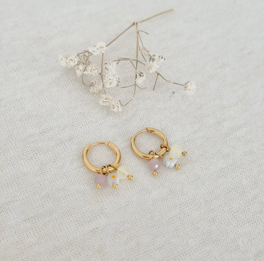 Blümchen Ohrringe, gefertigt aus Edelstahl. Gefertigt mit drei Steinen: Lavendel-Jade Stein, Gelber Jade Stein und ein kleine Blümchen-Perle. 