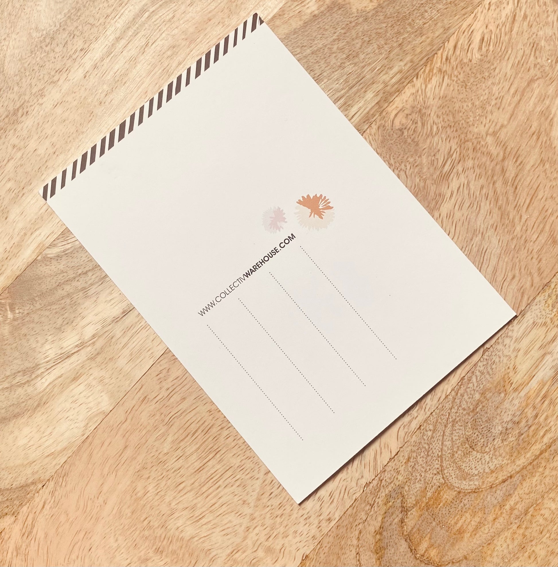 Hübsche Postkarte mit "Hello Sunshine" Schriftzug. Die Karte ist mit wunderschöner Goldfolie versehen für eine besonders festliche Note! Karte im A6 Format. Auf der Rückseite kann sie für jeden Anlass individuell beschrieben werden.