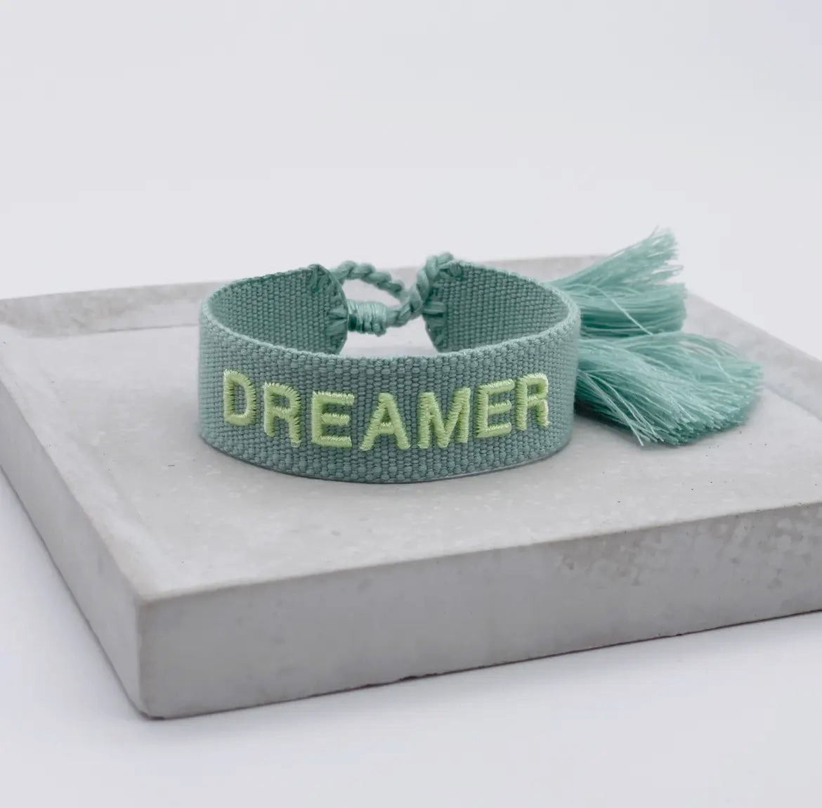 Statement Armband im Bohostyle in der Farbe Salbei Eukalyptus mit farbigem Limetten Schriftzug: "DREAMER"