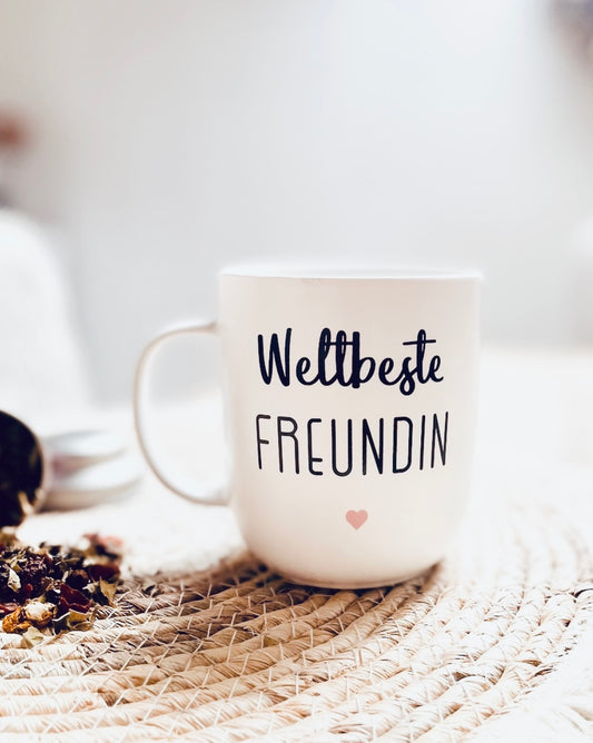 Henkelbecher aus Porzellan mit dem Aufdruck "Weltbeste Freundin". Fassungsvermögen 0,35l