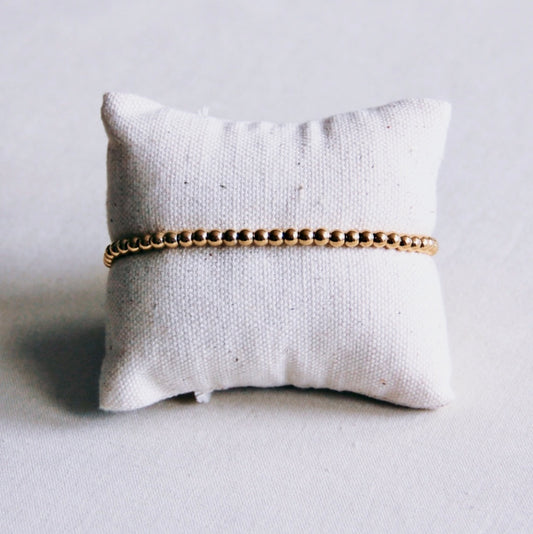 Langes & feines Flussarmband. Gearbeitet aus vergoldetem Edelstahl mit Strasssteinen, die leicht silbrig schimmern.