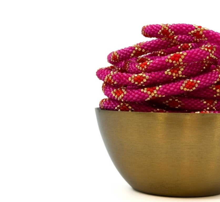 Handgefertigtes Gasperlen Armband aus Nepal mit Miyuki Perlen in knalligen pink, weiß und gold.