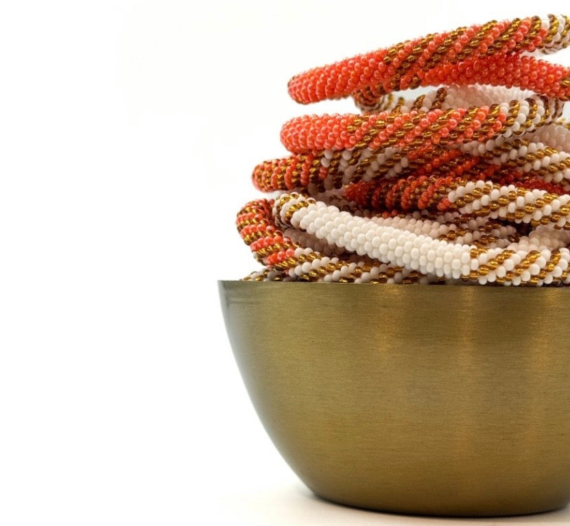 Handgefertigtes Gasperlen Armband aus Nepal mit Miyuki Perlen in corall, weiß und bronze.