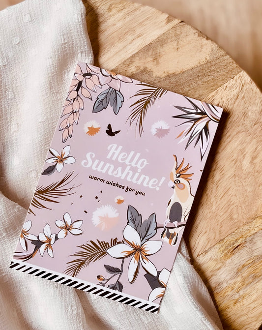 Hübsche Postkarte mit "Hello Sunshine" Schriftzug. Die Karte ist mit wunderschöner Goldfolie versehen für eine besonders festliche Note! Karte im A6 Format. Auf der Rückseite kann sie für jeden Anlass individuell beschrieben werden.