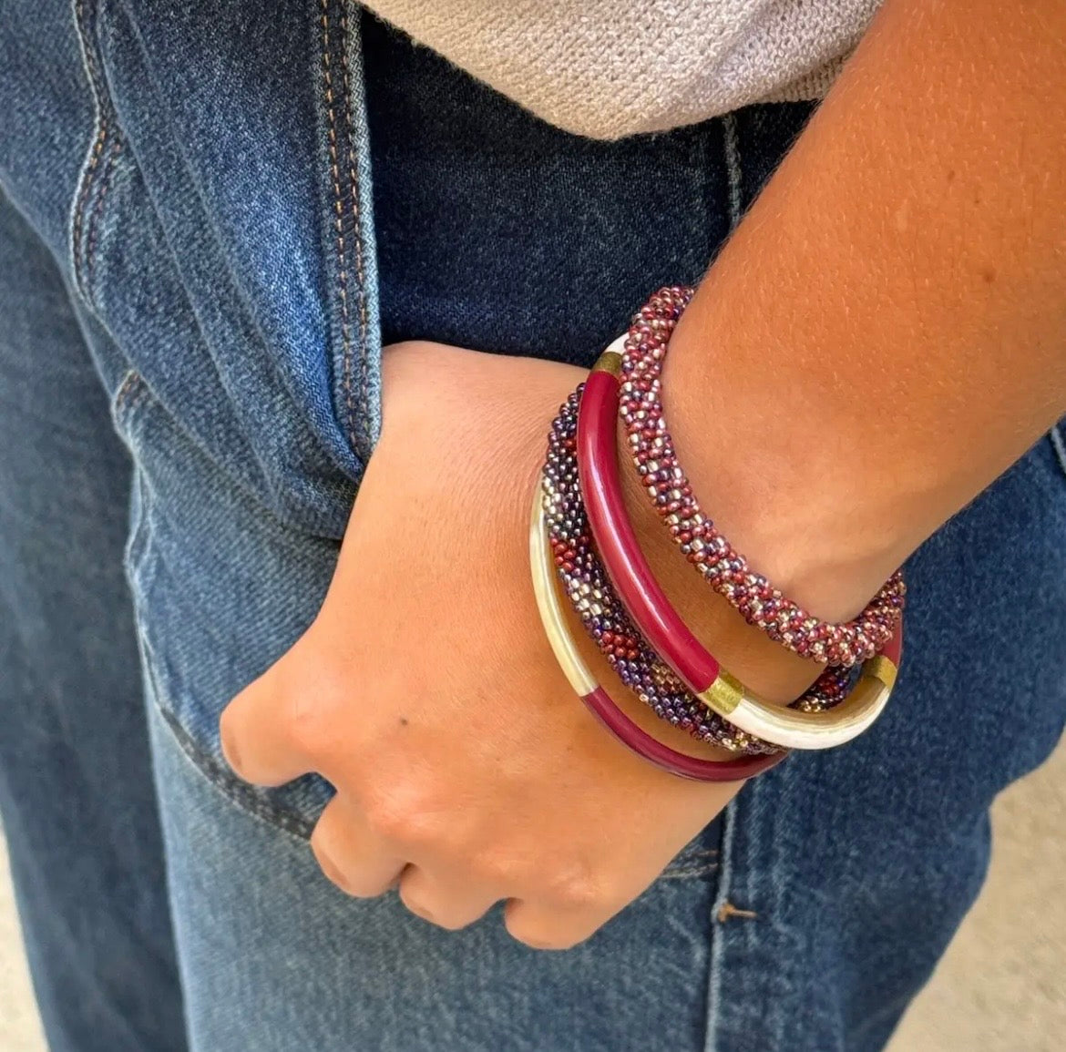 Glasperlenarmband „Bordeaux Boho" im Armband-Stack mit weiteren Maison KIZO Kreationen