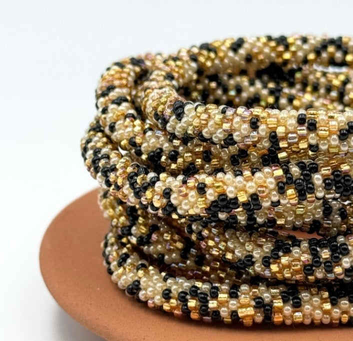 Handgefertigtes Gasperlen Armband aus Nepal mit Miyuki Perlen in schwarz, Gold und beige 