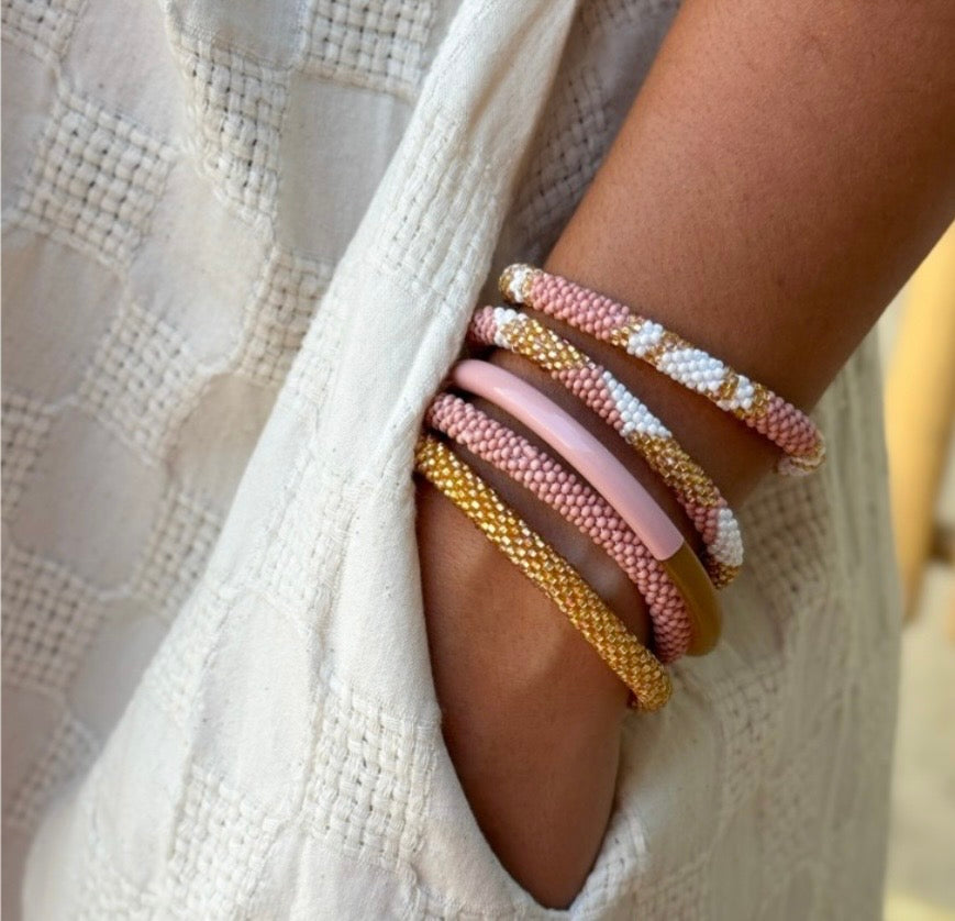 Handgefertigtes Gasperlen Armband aus Nepal mit Miyuki Perlen in nude rose, weß und gold.