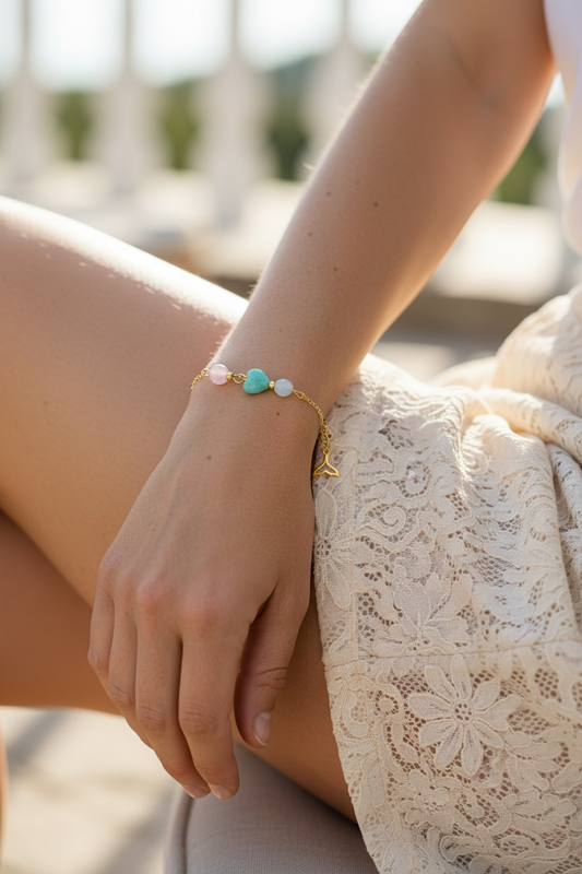Armband ist aus langlebigem Edelstahl gefertigt, mit drei wunderschönen Edelsteinen veredelt: lila Chalcedon, Amazonit und Aquamarin. Am Verlängerungskettchen ist eine Meerjungfrauen Flosse angebracht