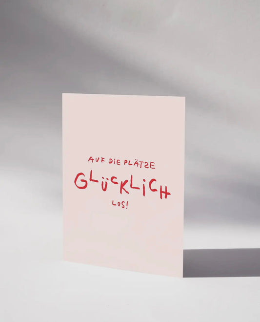 Lass dich verzaubern von den liebevoll gestalteten Postkarten auf hochwertiges Naturpapier und 100 % Recyclingpapier. Hier erhältst du natürliche Postkarten kreiert und designed in Deutschland. Aufschrift " Auf die Plätze Glücklich los"