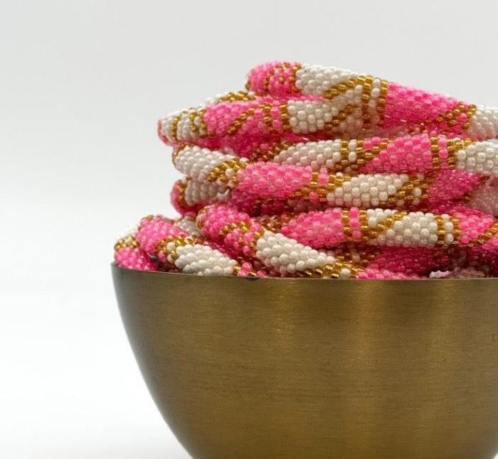 Handgefertigtes Gasperlen Armband aus Nepal mit Miyuki Perlen in knalligen pink, weiß und gold.
