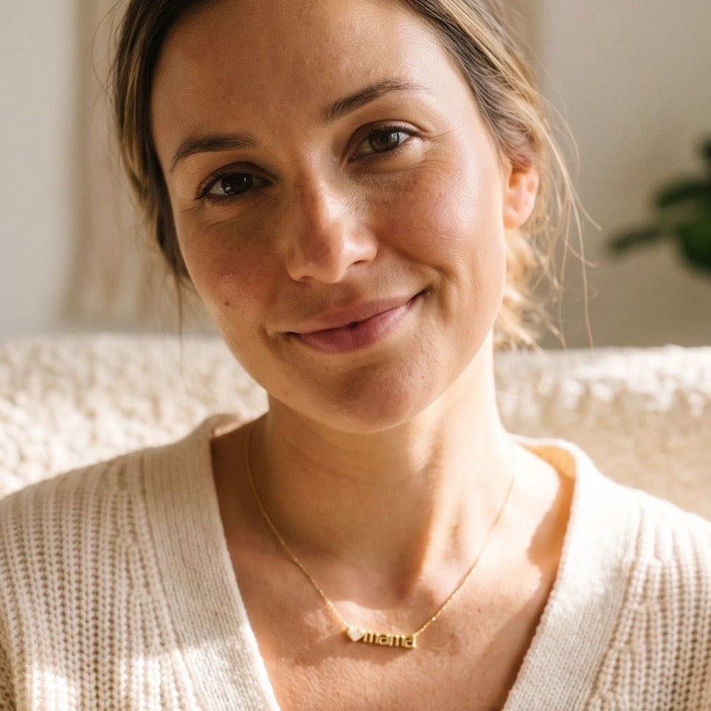 Feine goldene Edelstahl Kette  aus einer feinen Gliederkette mit einem Verlängerungskettchen. In der Mitte ist ein goldenes Herzchen mit kleinen Zirkoniasteinchen und dem Schruftzug „MAMA“ eingearbeitet.