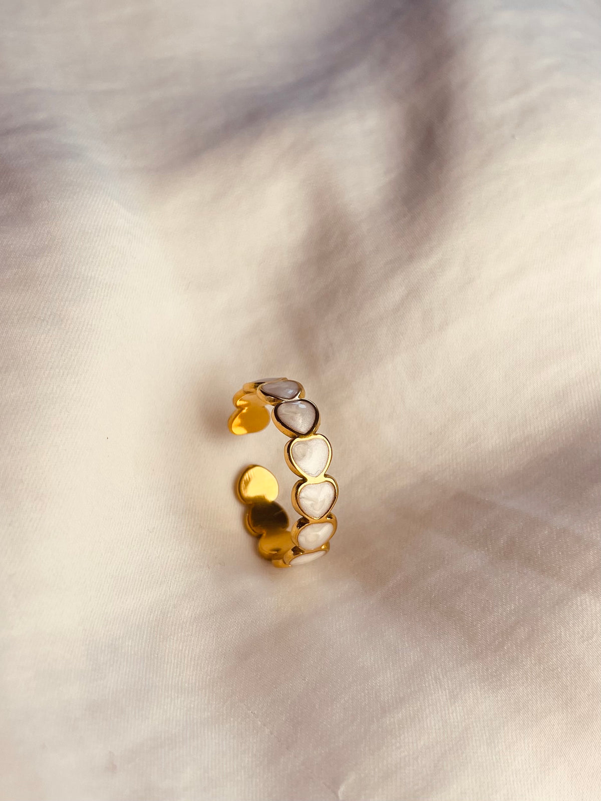 Goldring weiße Emaille Herzen