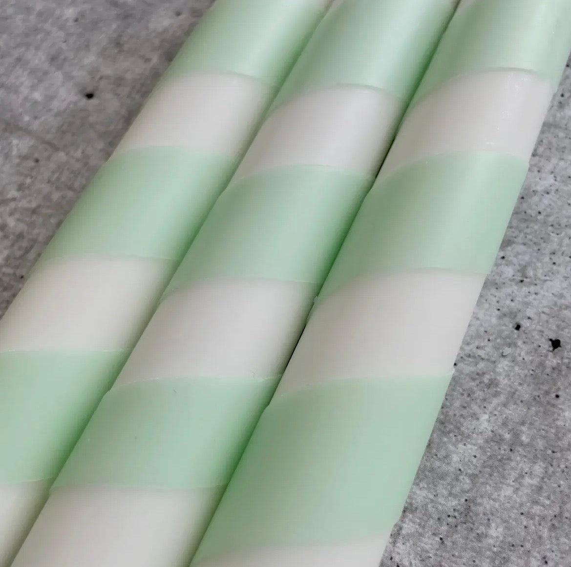 Stabkerze Swirl mint weiß