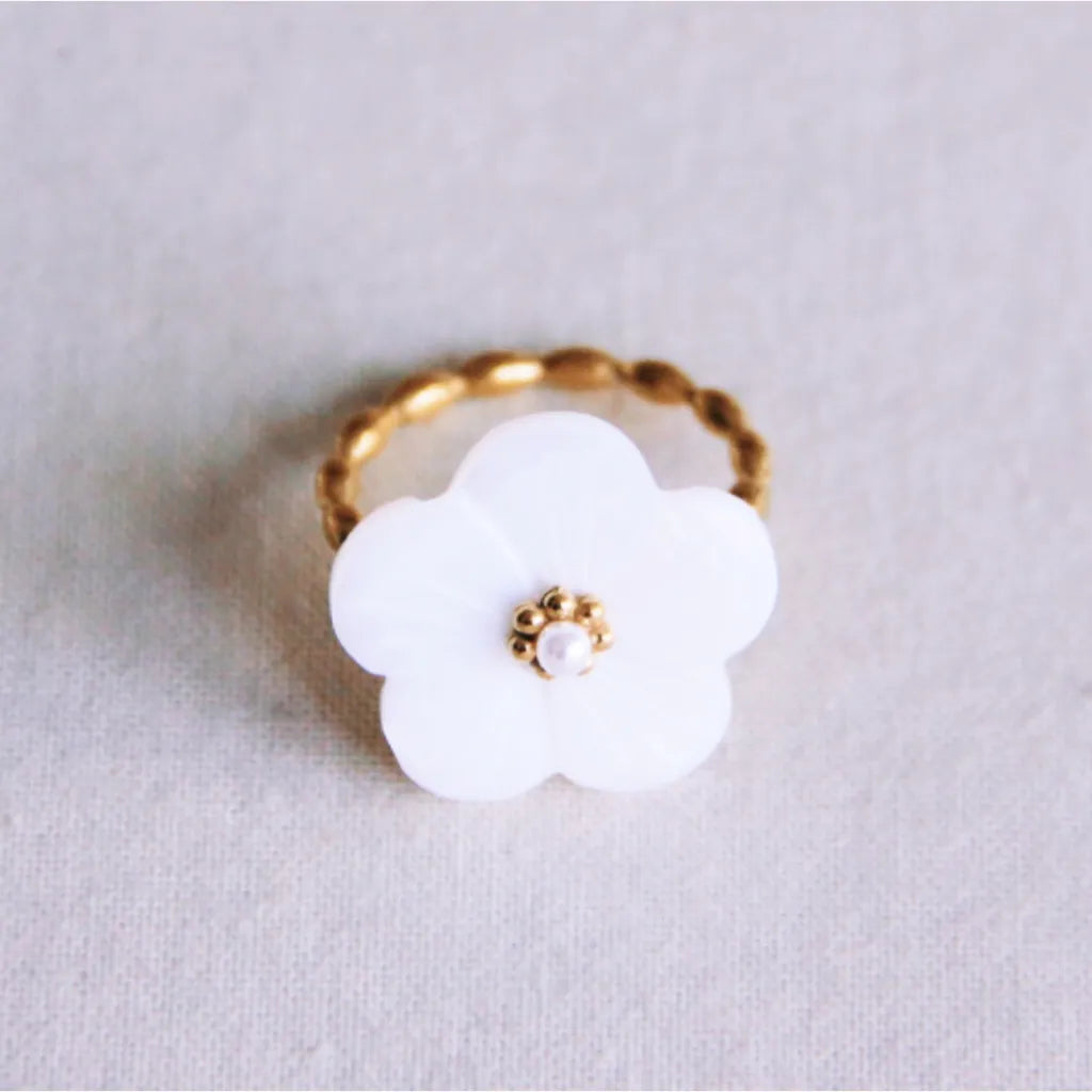  Auf den gedrehten Goldring ist eine Weiße Perlmutt Blüte angebracht mit einer goldenen Perle! 