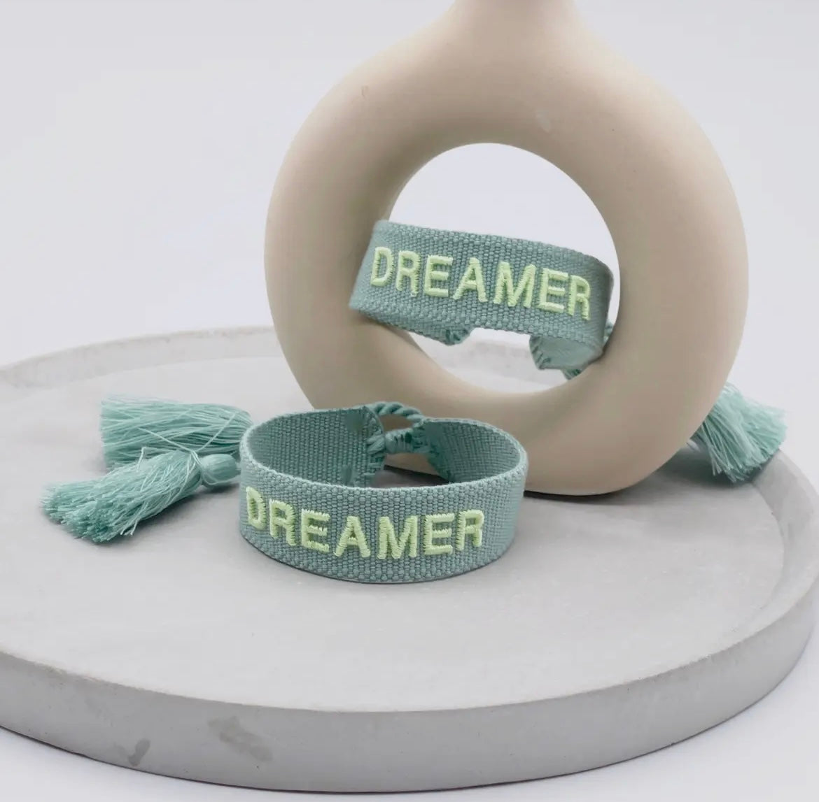 Statement Armband im Bohostyle in der Farbe Salbei Eukalyptus mit farbigem Limetten Schriftzug: "DREAMER"