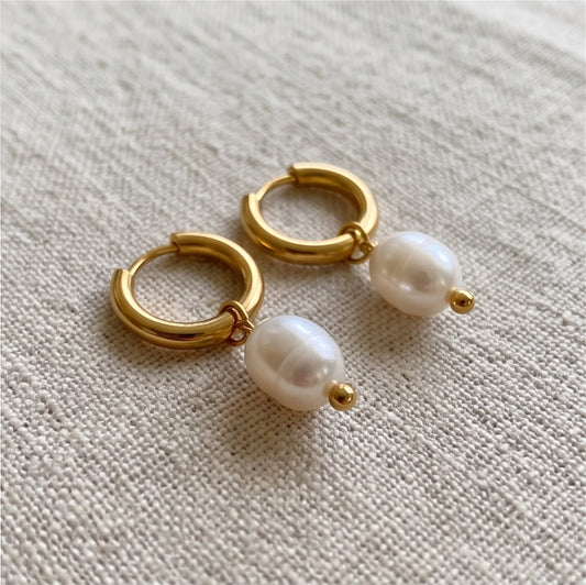 Kleine goldene Hoop Click Creole mit eingehängter Kunstperle, Durchmesser 1 cm, aus Edelstahl