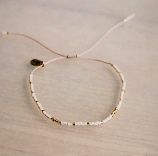 Perlen Armband in der Farbe nude/ gold. Durch den Schiebeknoten ist es variabel verstellbar. In filigraner Handarbeit hergestellt mit Miyuki Perlen.