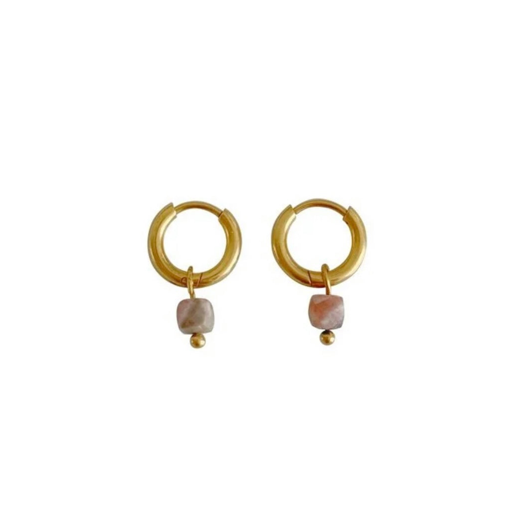 Rhodochrosit-Ohrringe in Gold, aus Edelstahl. Die Ohrringe sind hypoallergen, stark, langlebig und farbecht. Die Rhodochrosit-Würfel sind facettiert und haben eine schöne Brillanz.