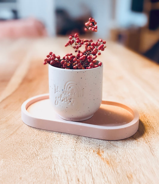 Handgemachter Keramik Becher von "Dear Benno" aus Steingut in der Farbe Salbei mit kleinen& fröhlichen Farbtupfern. Dazu die Aufschrift: "Ich werde geliebt"