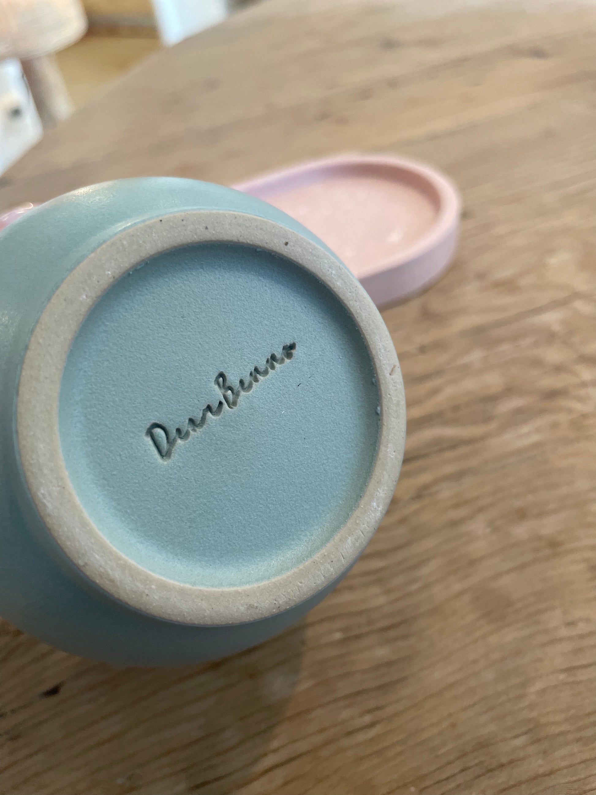 Handgemachter Keramik Becher von "Dear Benno" aus Steingut in der Farbe: Salbei Außen matt innen glänzend  Dazu die Aufschrift: "A Hug in a Mug"