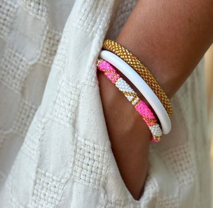 Handgefertigtes Gasperlen Armband aus Nepal mit Miyuki Perlen in knalligen pink, weiß und gold.