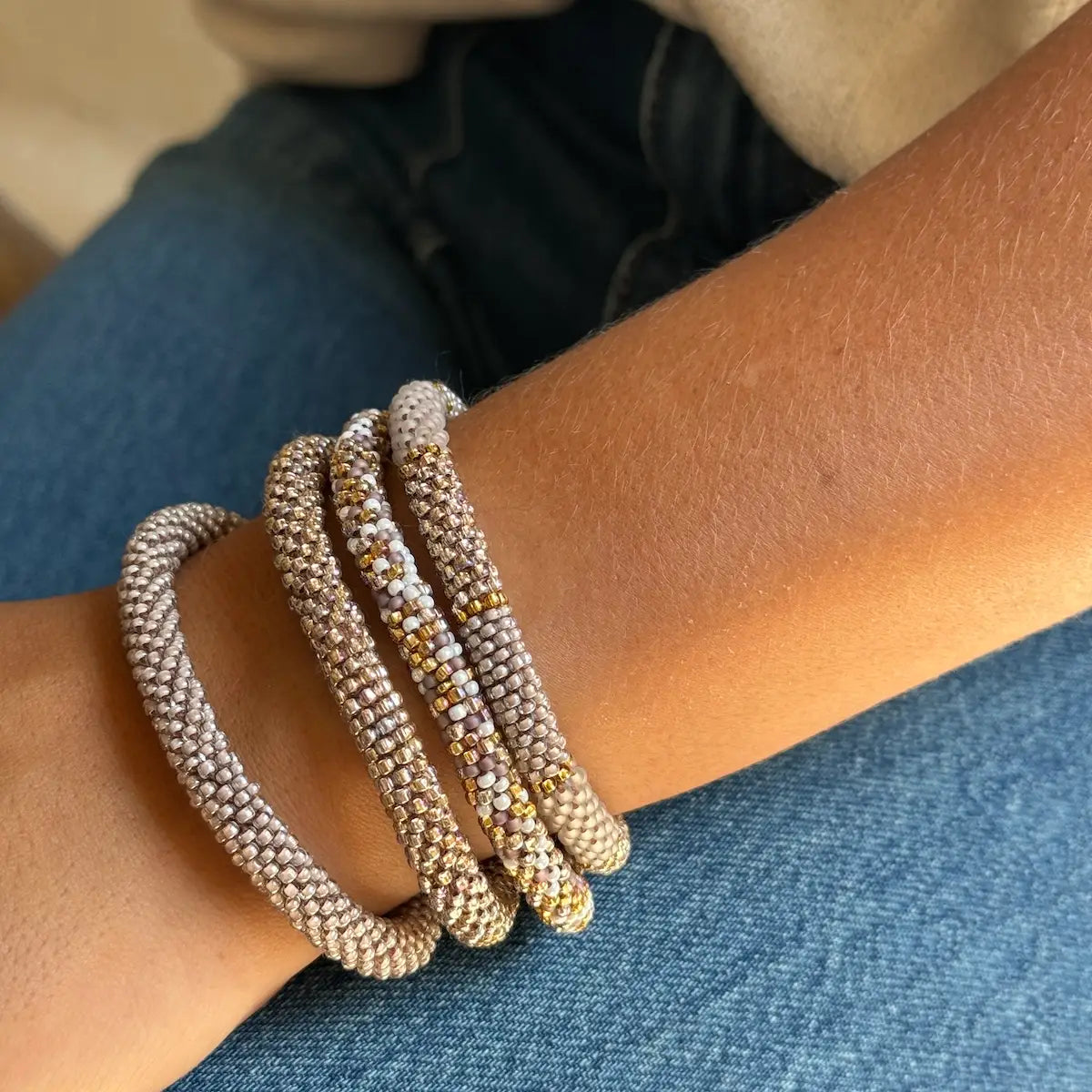 Hellgraues Perlenarmband mit Perlmuttglanz – nachhaltiger Schmuck von Maison KIZO, Herbst 2026