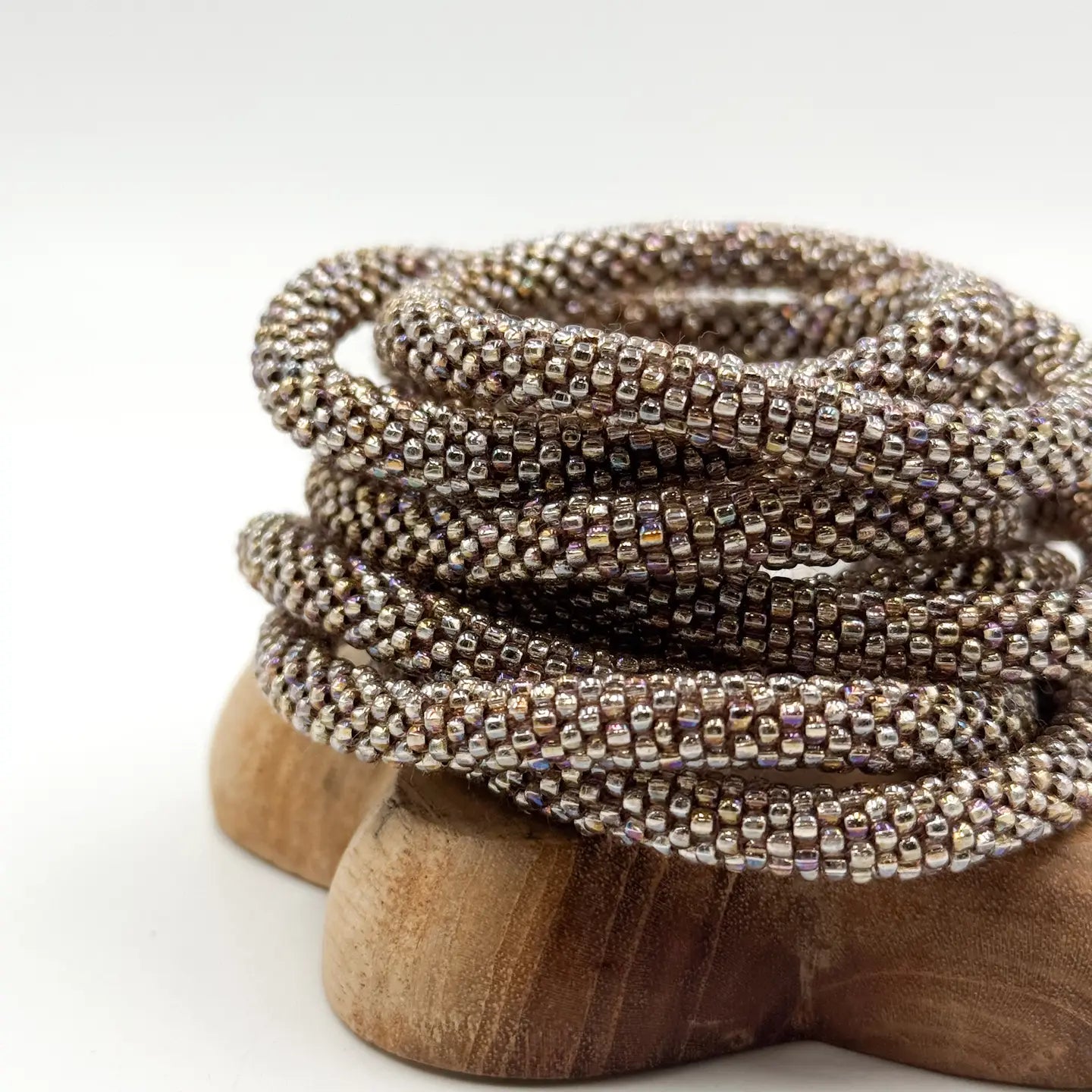 Glasperlenarmband in kühlem Silberglanz – dehnbar, verschlussfrei, handgemacht in Nepal