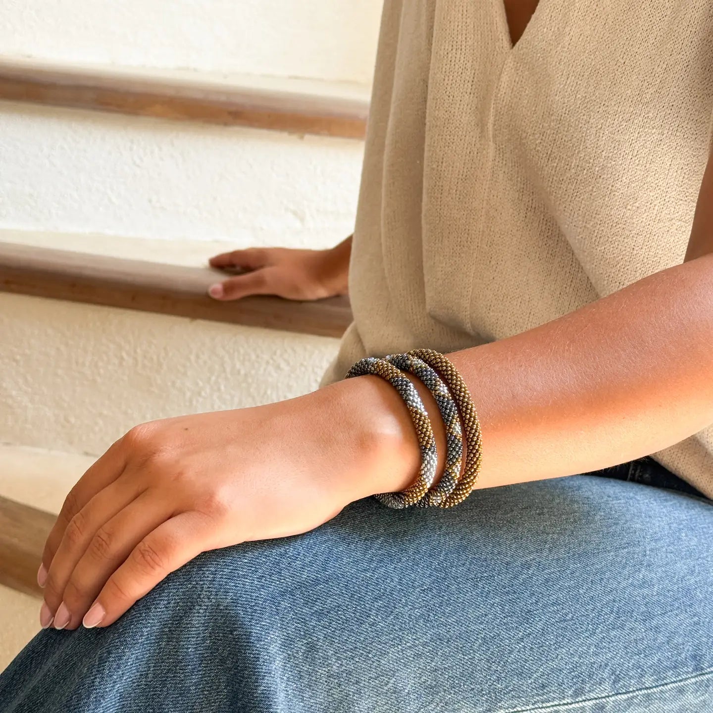 Handgefertigtes Boho-Armband mit Glasperlen in Anthrazit, Bronze und Blau, fair produziert in Nepal, dehnbar ohne Verschluss