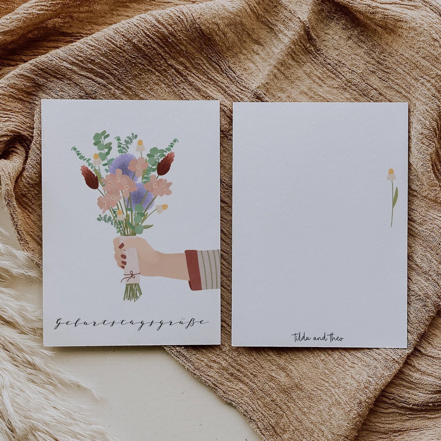 Liebevoll gestaltete Postkarte auf hochwertiges Naturpapier designed in Deutschland. Aufschrift "Geburtstagsgrüße!"