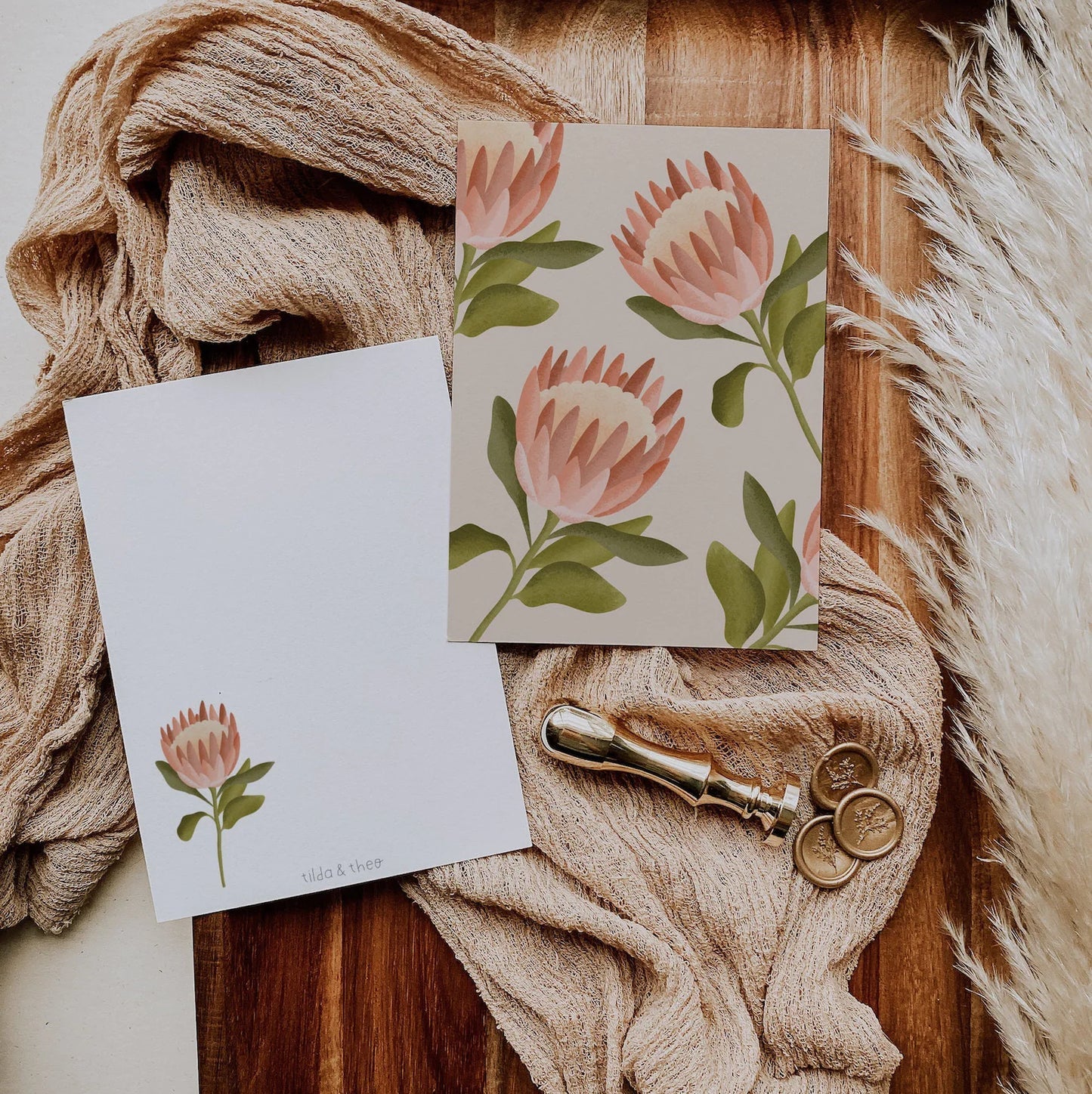 Liebevoll gestaltete Postkarte auf hochwertiges Naturpapier designed in Deutschland. Die karte ist mit wunderschönem Blumenmuster versehen und für jeden Anlass geeignet.