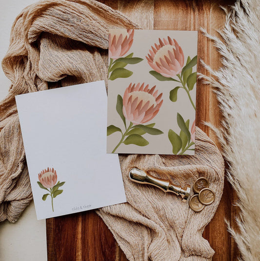 Liebevoll gestaltete Postkarte auf hochwertiges Naturpapier designed in Deutschland. Die karte ist mit wunderschönem Blumenmuster versehen und für jeden Anlass geeignet.