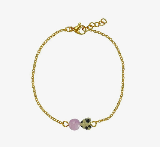 Filigranes Gold Edelstahl Armband mit einem Jaspis Herz und einem rosa Chalcedon Stein. 