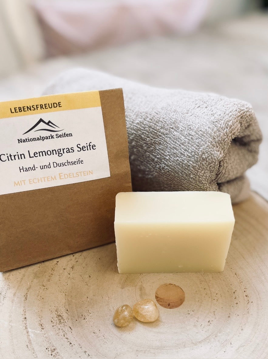 Handgemachte Naturseife Lemongras mit beiligenden Citrin Edelstein, gelb-goldener Stein für mehr Lebensfreude und Energie. Pflegende & Reinigende Naturseife mit Lemongras Duft 