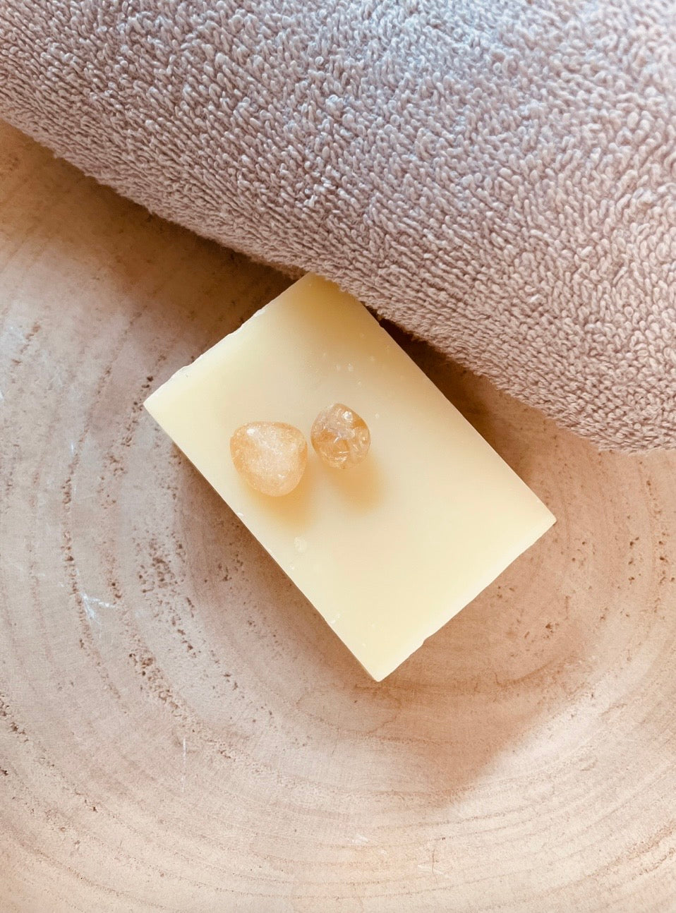Naturseife mit Lemongras-Duft mit drauf liegenden Citrin Edelsteinen als Lichtstein für Lebensfreude, ein kleiner Wohlfühl-Moment im Alltag mit Citrus Duft 